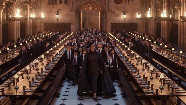 Professor McGonagall führt eine Gruppe von Schülern durch die große Halle von Hogwarts.