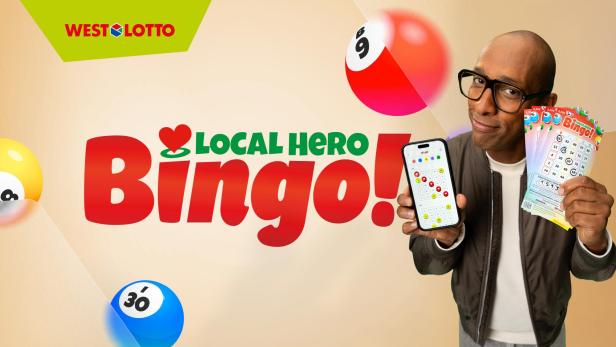 Ein Mann mit Brille hält ein Smartphone und WestLotto-Bingoscheine vor dem Schriftzug „Local Hero Bingo!“ in die Kamera.