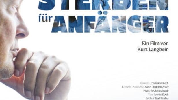 Filmplakat für „Sterben für Anfänger“ von Kurt Langbein mit dem Profil eines nachdenklichen Mannes vor einem medizinischen Hintergrund.