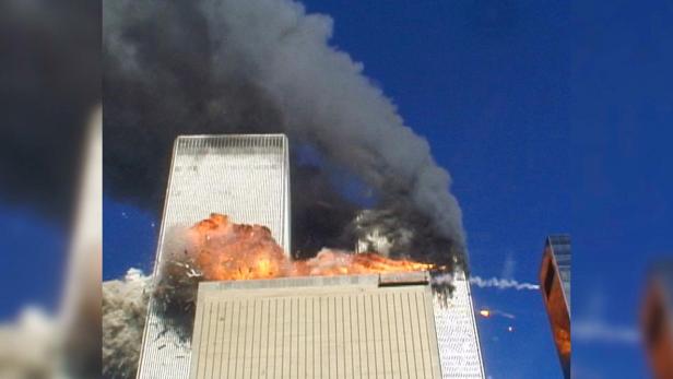 Die brennenden Türme des World Trade Centers in New York nach den Terroranschlägen vom 11. September 2001.