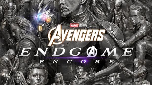 Graustufiges Avengers-Endgame-Poster mit vielen Figuren und dem Infinity-Handschuh im Zentrum.