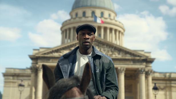 Omar Sy reitet als Lupin vor dem Panthéon in Paris.