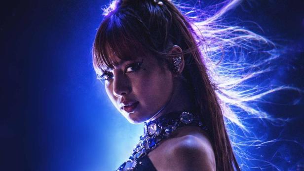 Das Filmplakat zeigt die Künstlerin Lisa vor einem leuchtend blauen Hintergrund mit dem Titel „Always Lalisa“ und dem Hinweis auf den Kinostart am 12. Oktober.