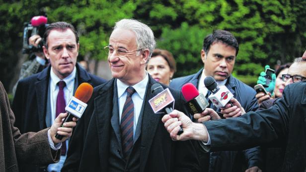 Toni Servillo (Mitte) in &quot;Viva la Libertá&quot; als angeblich Verrückter, der erfolgreich seinen Bruder als Politiker vertritt.