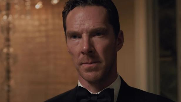 Benedict Cumberbatch blickt mit ernstem Gesichtsausdruck in einem schwarzen Smoking mit Fliege in die Kamera.