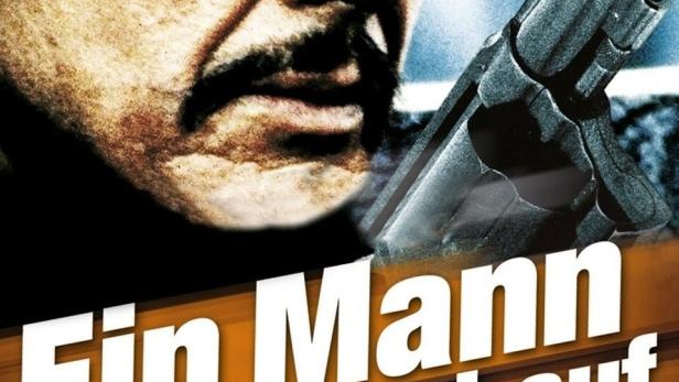 Ein Mann räumt auf