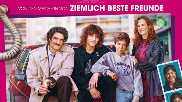Filmplakat mit vier Personen vor einem roten Auto und dem Titel „Nur geträumt“.