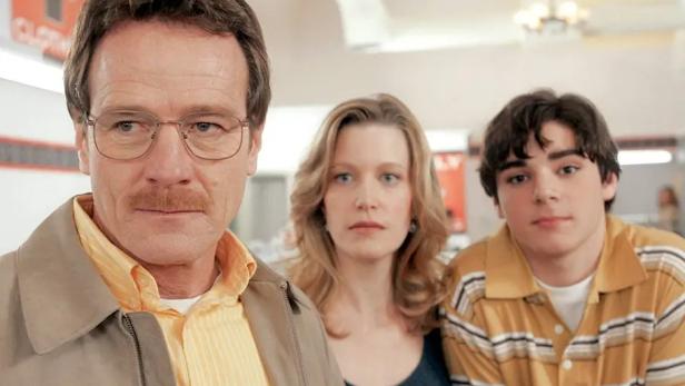 Walter, Skyler und Walter Jr. stehen ernst in einem Raum.