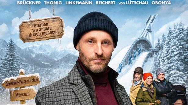 Das Filmplakat zu „Kommissar Jennerwein – Hochsaison“ zeigt den Ermittler im Vordergrund vor einer verschneiten Bergkulisse.
