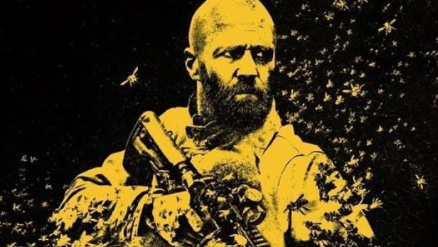 Ein kahlköpfiger Mann mit Bart hält ein Sturmgewehr, während ein Schwarm Bienen ihn umgibt.