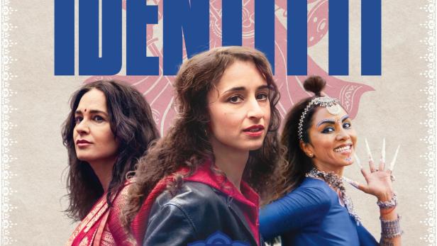 Das Filmplakat zu „Identitti“ von Randa Chahoud zeigt die drei Hauptdarstellerinnen Stephanie Eidt, Amanda Babaei Vieira und Sabrina Setlur.
