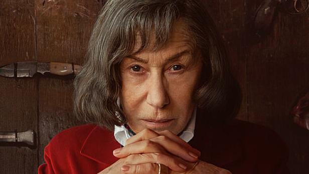 Helen Mirren stützt sich auf ein Messer vor einer holzverkleideten Wand mit weiteren Waffen beim Filmplakat zu Ein Talent fürs Morden.