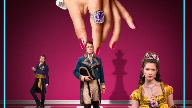 Überdimensionierte Hand mit Ring über drei historisch gekleideten Personen auf pinkem Schachbrettboden.