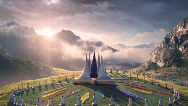 Filmposter zu Die Tribute von Panem: Sunrise on the Reaping mit dem Cornucopia in einer Berglandschaft.