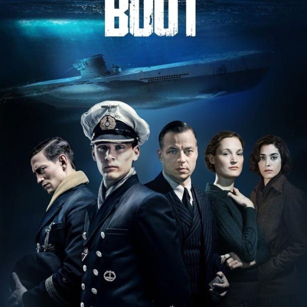 Das Filmplakat zur Sky-Produktion „Das Boot“ zeigt die Besetzung vor einem U-Boot unter Wasser.