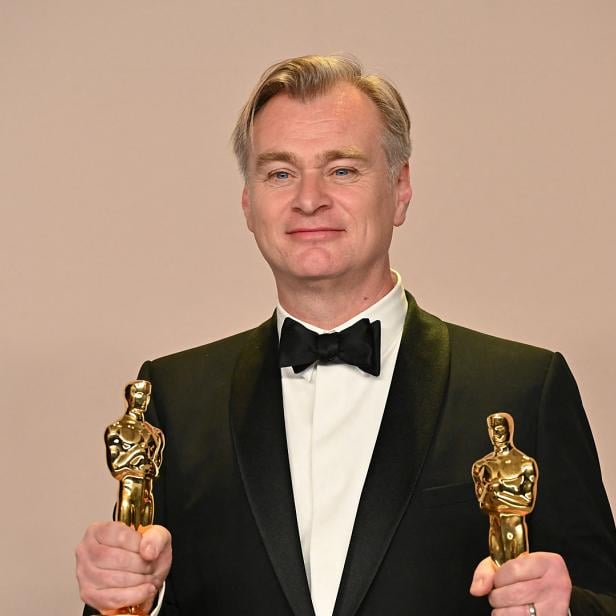 Christopher Nolan mit einem Teil der "Oppenheimer"-Oscars