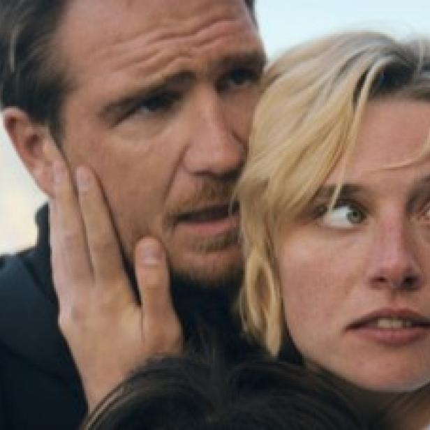 Frederick Lau und Svenja Jung stehen nah beieinander und sehen verängstigt aus.