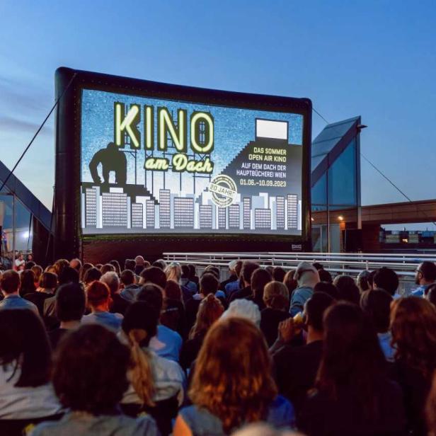 Zuschauer beim „Kino am Dach“ der Hauptbücherei Wien, Sommer 2023.
