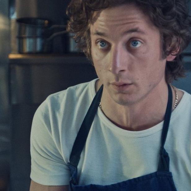 Ein Mann, vermutlich Allen White aus der Serie „The Bear“, in Kochkleidung.