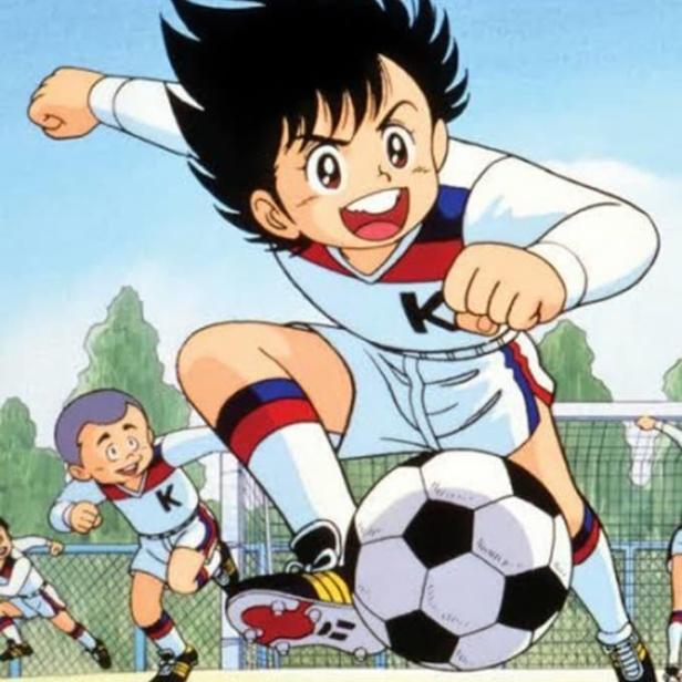 Ein junger Fußballspieler der „Kickers“ dribbelt den Ball.