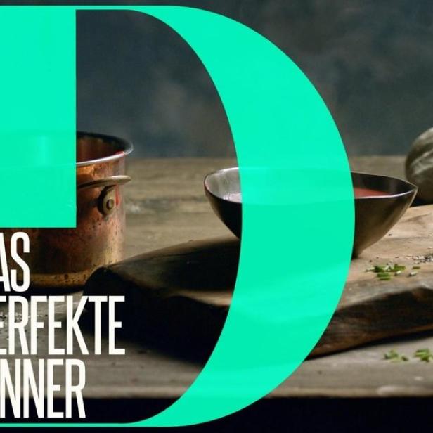 Stillleben mit Kochutensilien und dem Schriftzug „Das perfekte Dinner“.