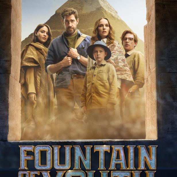 Das Filmplakat für „Fountain of Youth“ zeigt eine Gruppe von Personen vor einer Pyramide.