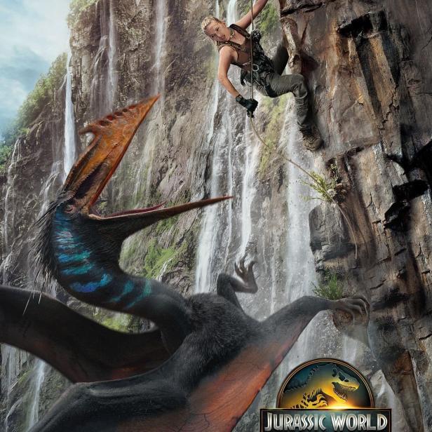 Eine Frau klettert eine Felswand hinauf, während ein Flugsaurier aus „Jurassic World“ aufsteigt.