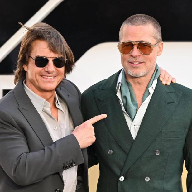 Tom Cruise und Brad Pitt posieren zusammen auf einem Foto.