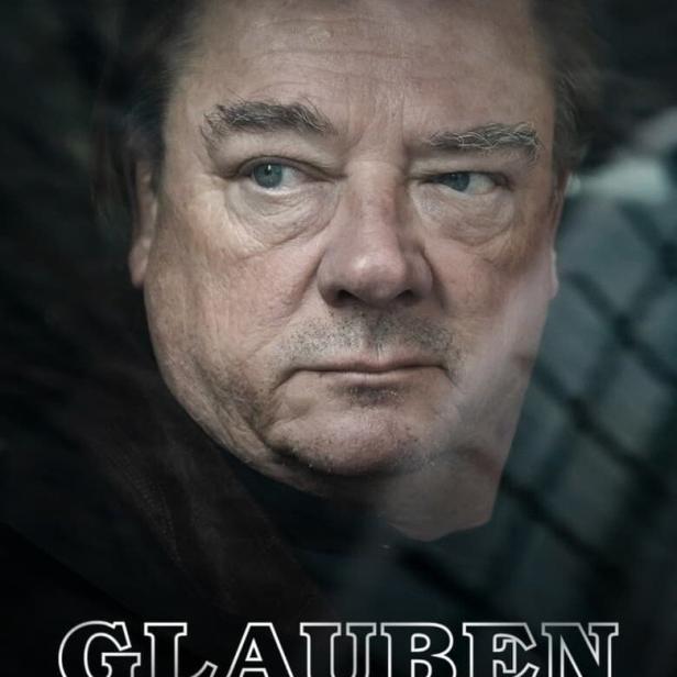 Ein Porträt von Ferdinand von Schirach, unter dem der Titel „Glauben“ steht.