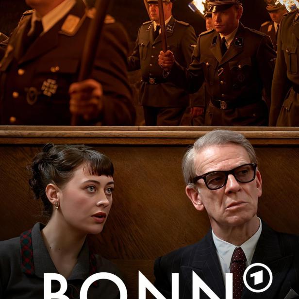 Das Filmplakat zu „Bonn: Alte Freunde, neue Feinde“ zeigt eine Frau, einen Mann und uniformierte Männer mit Fackeln.