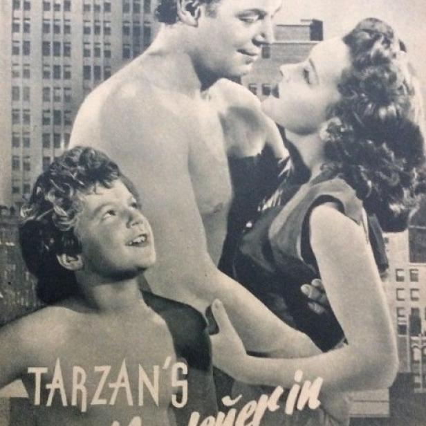 Ein Filmposter für „Tarzans Abenteuer in New York“ mit Tarzan, Jane und einem Jungen vor einer Skyline.