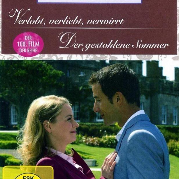 Das Cover des Rosamunde Pilcher Films „Der gestohlene Sommer“ mit einem Paar vor einem Herrenhaus.