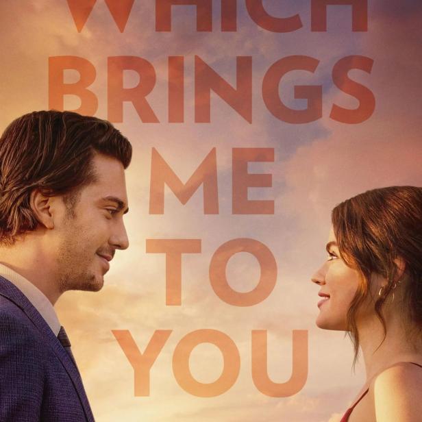 Das Filmplakat für „Which Brings Me to You“ zeigt zwei sich anblickende Personen vor einem Sonnenuntergang.