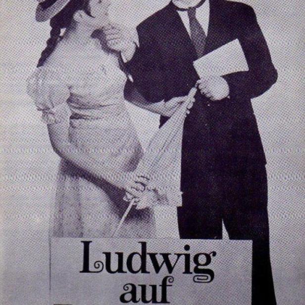 Eine Filmszene mit einem jungen Paar, das sich ansieht; Filmtitel: „Ludwig auf Freiersfüßen“.