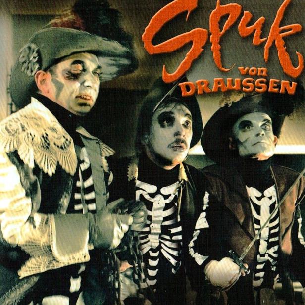 Drei Schauspieler in Kostümen der DDR-Kinderserie „Spuk von draussen“.