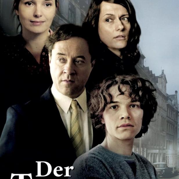 Das Filmplakat für „Der Turm“ zeigt vier Personen vor einer Stadtkulisse.