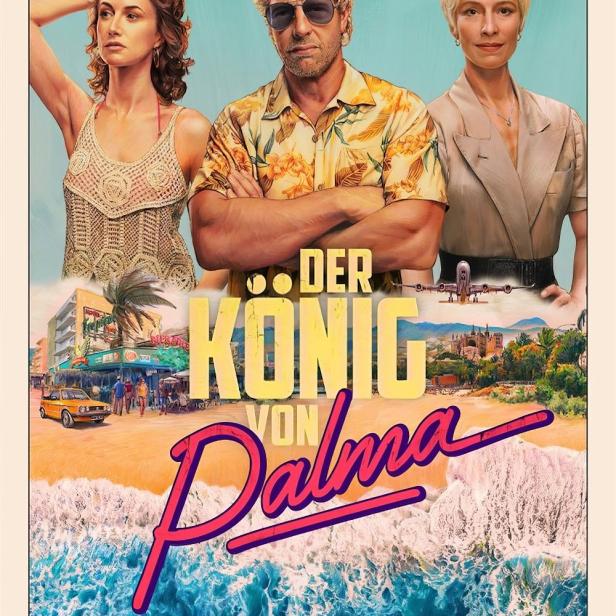 Das Filmplakat für „Der König von Palma“ zeigt drei Hauptdarsteller vor einer Strandszene.