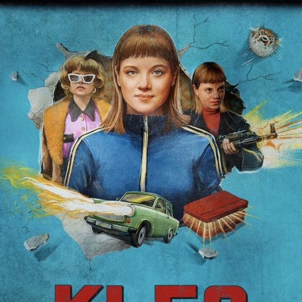 Das Poster für die Netflix-Serie „Kleo“ zeigt die Hauptdarstellerin und Elemente der Serie vor einer Berliner Mauer.