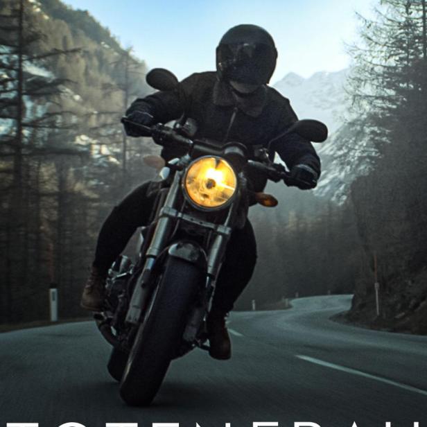 Ein Motorradfahrer fährt auf einer kurvenreichen Straße in den Bergen, Plakat für die Netflix-Serie „Totenfrau“.