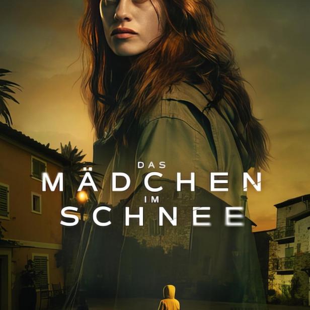 Das Filmplakat für „Das Mädchen im Schnee“ zeigt eine Frau und ein Kind in einem gelben Regenmantel.