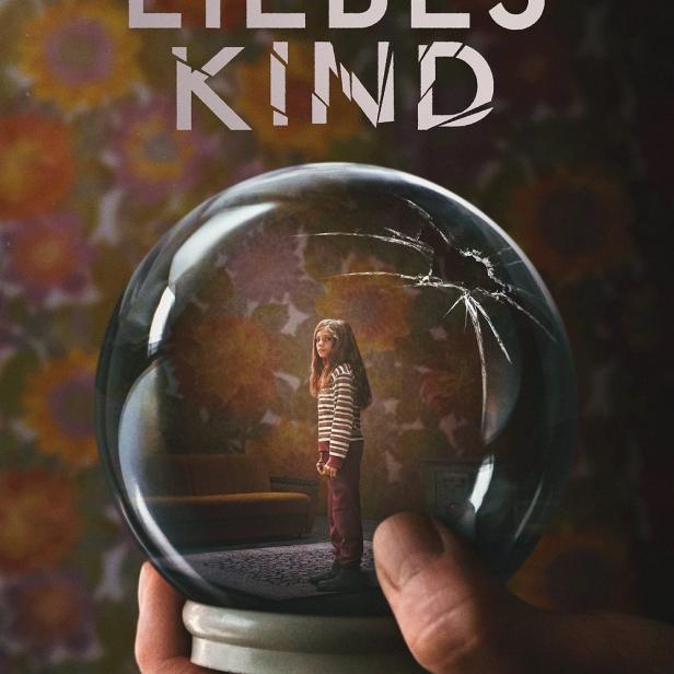 Das Poster für „Liebes Kind“ zeigt ein Mädchen in einer zerbrochenen Schneekugel, die von einer Hand gehalten wird.
