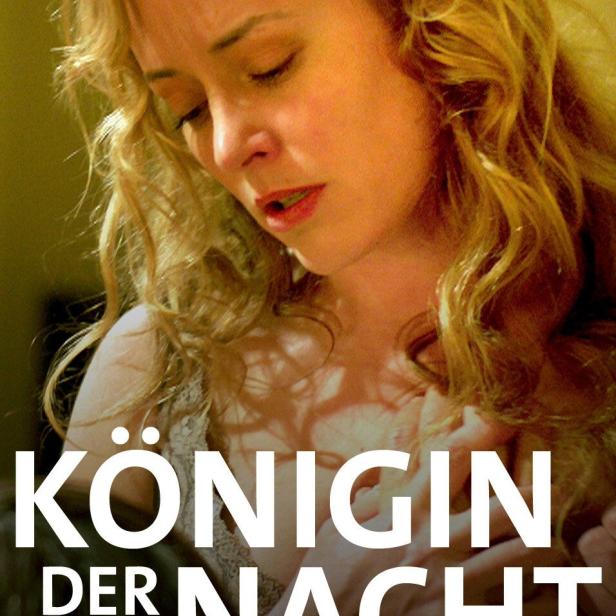 Das Filmplakat für „Königin der Nacht“ zeigt eine Frau mit blonden Locken.