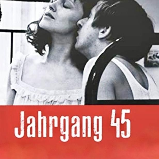 Das Filmplakat für „Jahrgang 45“ zeigt ein Paar in Schwarzweiß vor rotem Hintergrund.