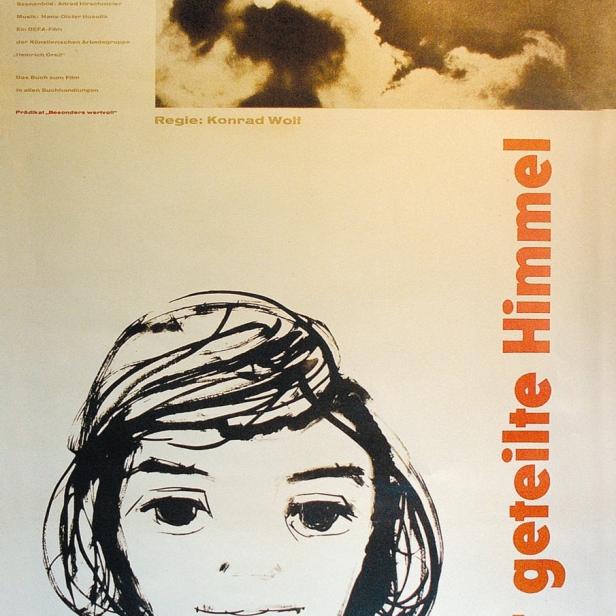Das Filmplakat für „Der geteilte Himmel“ zeigt eine stilisierte Zeichnung eines jungen Mädchens unter einer Wolkenformation.