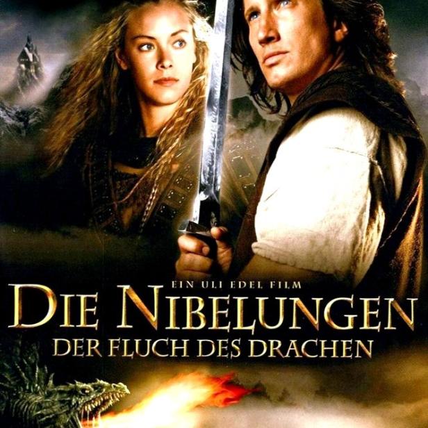 Das Filmplakat für „Die Nibelungen – Der Fluch des Drachen“ zeigt ein Paar und einen Drachen.
