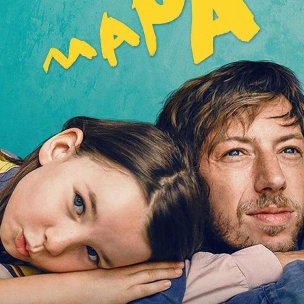 Ein Mädchen liegt an den Vater gekuschelt unter dem gelben Schriftzug „Mapa“.