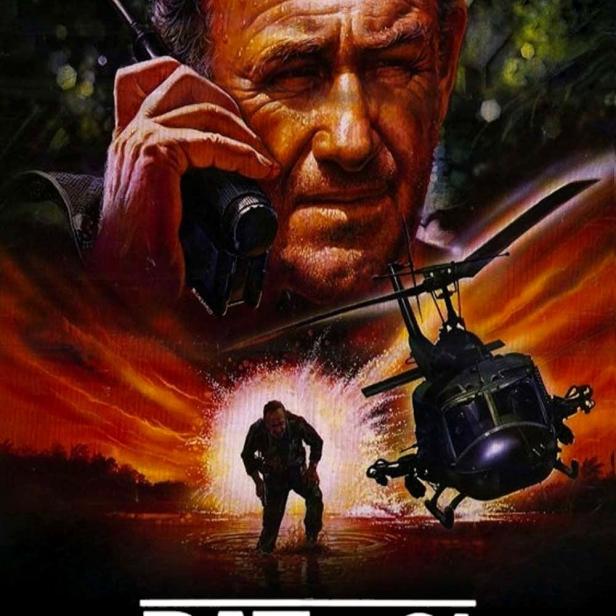 Das Filmplakat für „Bat 21 – Mitten im Feuer“ zeigt Gene Hackman mit einem Funkgerät und einen Hubschrauber.