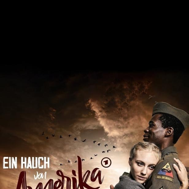 Ein amerikanischer Soldat umarmt eine junge deutsche Frau vor dem Hintergrund der Serie „Ein Hauch von Amerika“.