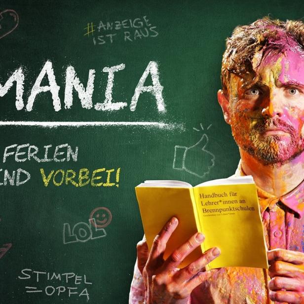 Ein mit Farbe beschmierter Mann liest vor einer Tafel mit der Aufschrift „Almania: Die Ferien sind vorbei!“.