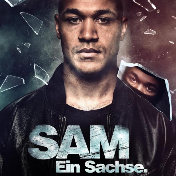 Das Filmplakat für „Sam – Ein Sachse“ zeigt einen Mann mit Lederjacke und zerbrochenem Spiegelglas.